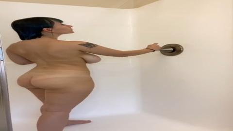 Thick-bodied Goth chick gets filthy bath and steamy XXX ride on her back