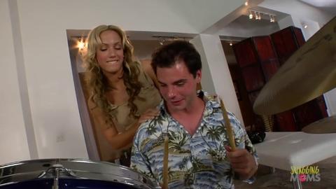 Blonde bombshell devours drummer's cock🌭, then gets nailed by the rock star