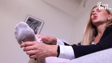Scratching the dirty seven-inch for relief from toe-curdling cramps