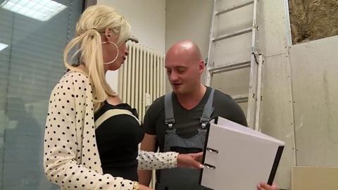 Porn queen ravishes plumber's cock🍆 in XXX-rated housewife hardcore porn fantasy extravaganza