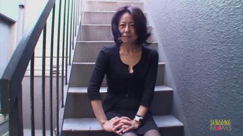 Mature Asian eagerly tries various sex toys on her soaking wet pussy✌