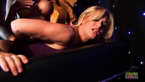 Two curvy blondes in seductive lace share a large cock🍆