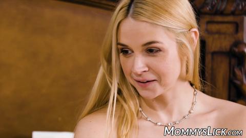 Dominant Dyke Sucks Mommy's Toy & Licks Her Vagina✌