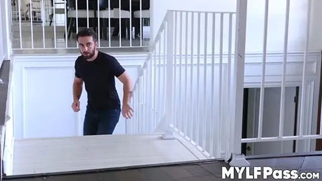 Sensational cougar Tiffany Fox blowing cock before doggy