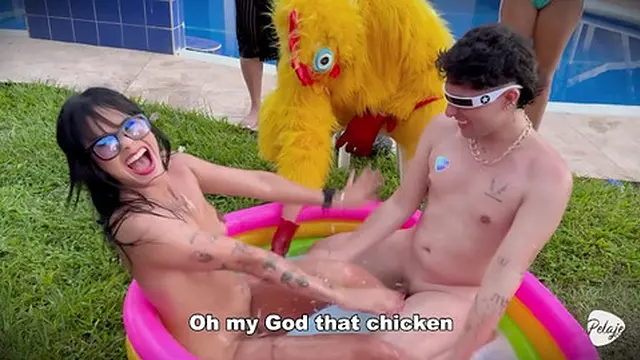 Frisby′s chicken pits ALIX VLOGS against LARA ROSS to see who′ll ride his thick cock🍆