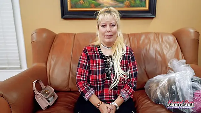 Hot Blonde MILF Nikki J Takes A BJ And Gets Her Twat Fucked!