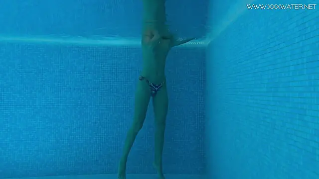 Very fit babe Mary Kalisy swims freely nude