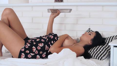 Sweet temptation unfolds: Naked nympho shoots provocative pics to entice