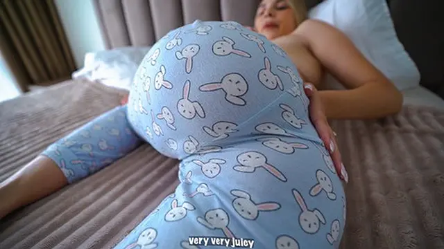 Hot Babes Silvie Deluxe & Lucy Li Share Intense Pleasure - WHITEBOXXX