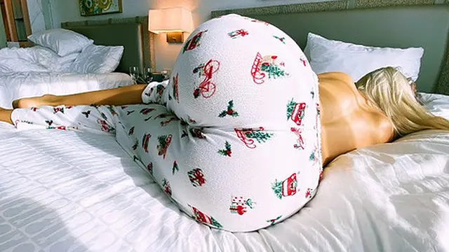 Orgasmic morning delight: ′19-year-old Holly Michaels unleashes sloppy deep throat kiss on her BF′